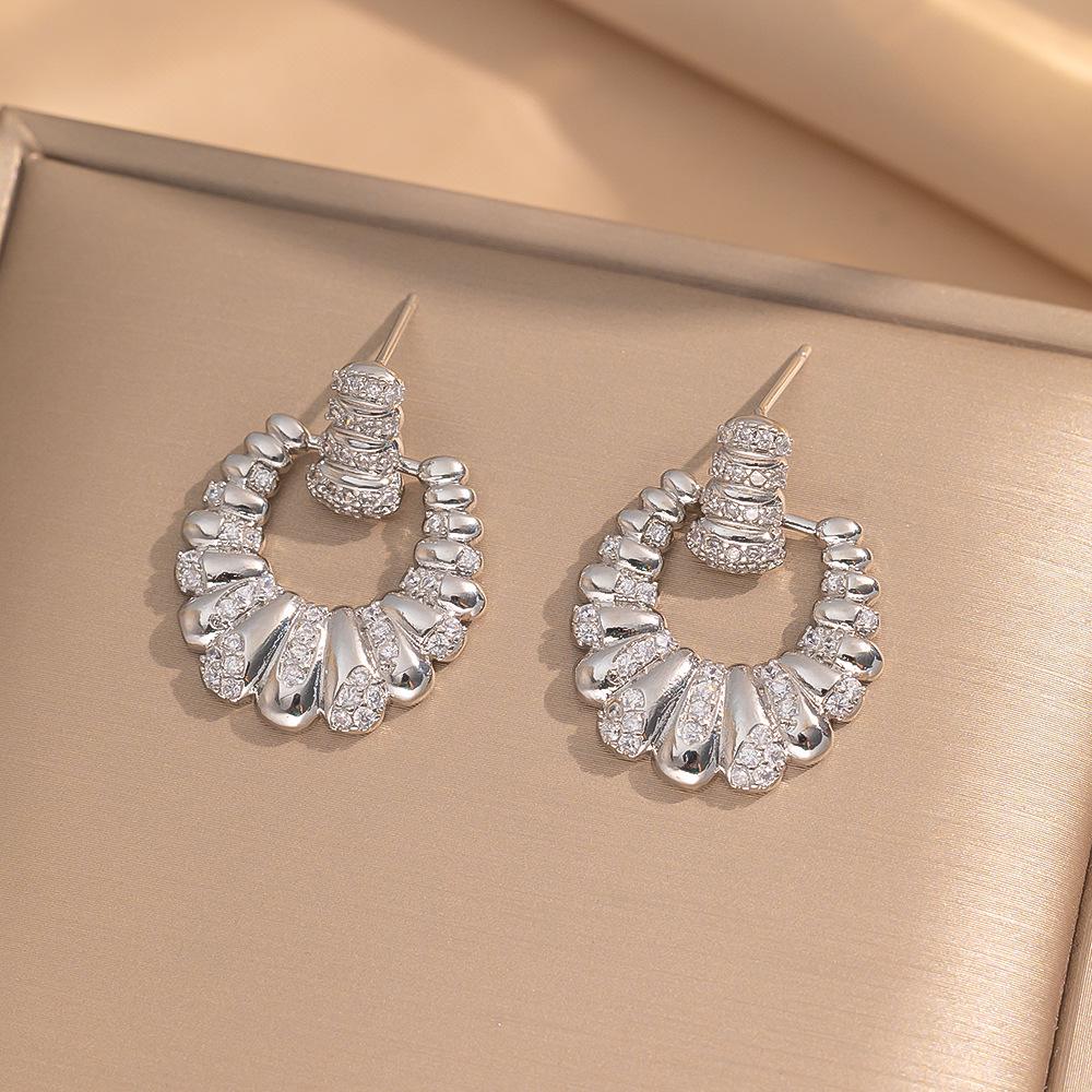 Eleganckie kolczyki sztyfty z cyrkoniami w kształcie koniczynki i misia - Nowy szykowny design