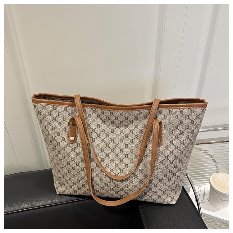 2025 Trendy Large Capacity Women's Tote: Aesthetic Commuter Shoulder Bag & Mother-Child Accessory