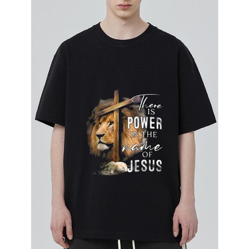 T-Shirt Schwarzer Löwe und Lamm mit Kreuz Es liegt Kraft im Namen Jesu Religiöses christliches Design für Kirchenveranstaltungen und glaubensbasierte Aktivitäten