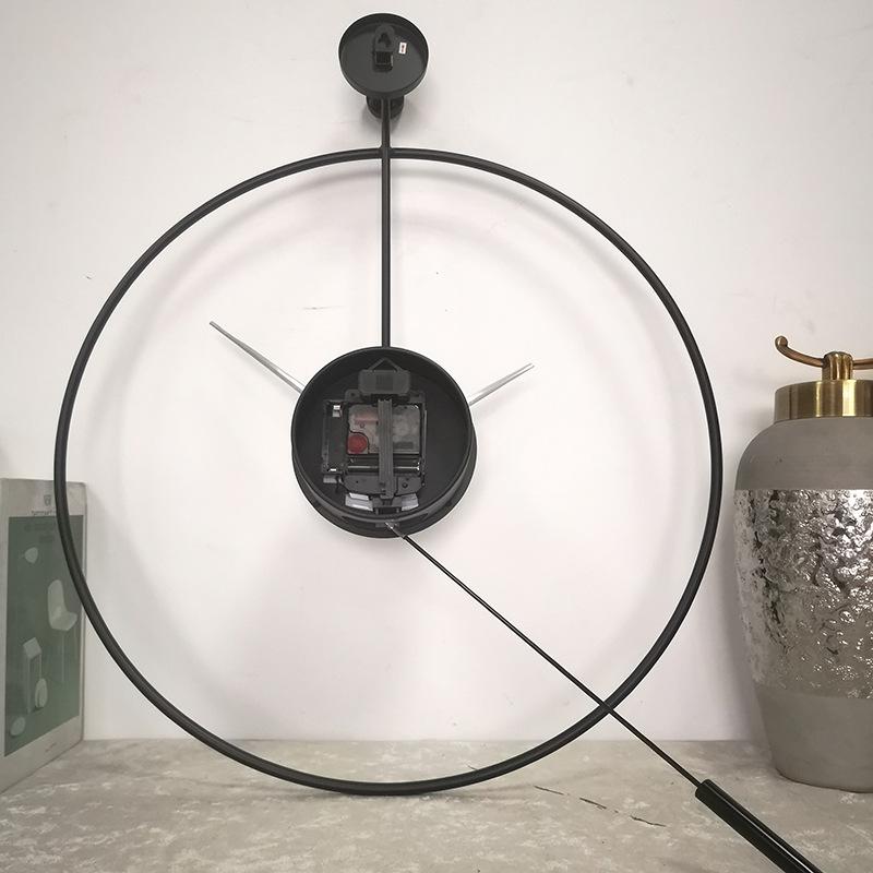 Spanische leichte, luxuriöse, schlichte Wanduhr: Kreatives Eisenring-Design mit modischer Schaukelfunktion für die Inneneinrichtung.