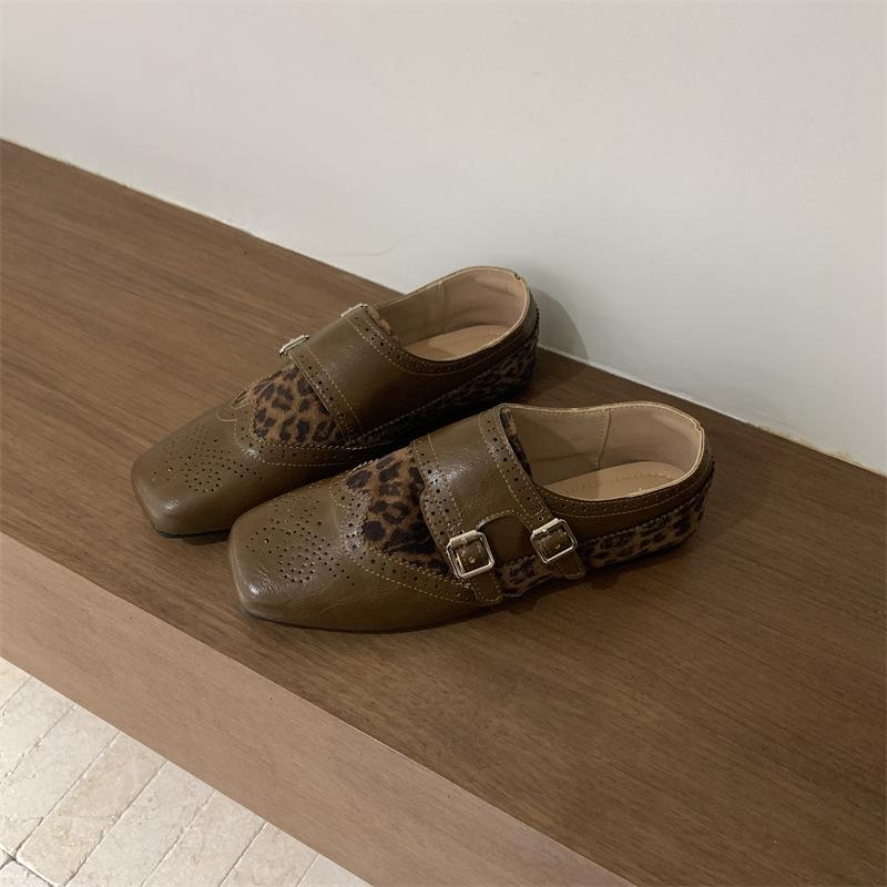 

Французские ретро гравированные туфли в британском стиле, женские, новая коллекция 2025 года, с квадратным носком, с неглубоким вырезом, лоферы на один шаг для ленивых通勤 39