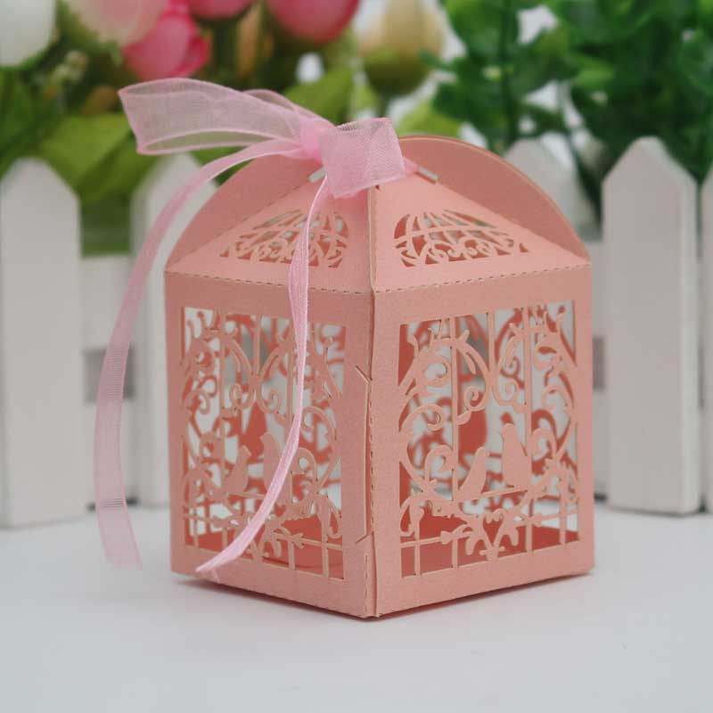 30 50 STÜCKE/llot Laser Cut Braut Bräutigam Hochzeit Süßigkeiten Pralinenschachtel Gäste Geschenkboxen Papierverpackung Babyparty Schokoladenkeksschachtel