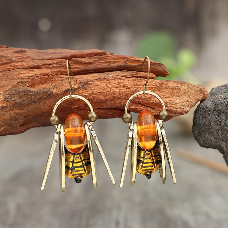 Vintage Metal Gold Color Carving Bee Earrings Creative Round Amber Color Stone Dangle Earrings for Women Jewelry