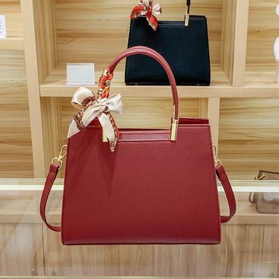 Eine große Einzelschulter-Handtasche für Frauen mittleren Alters im Frühling und Sommer