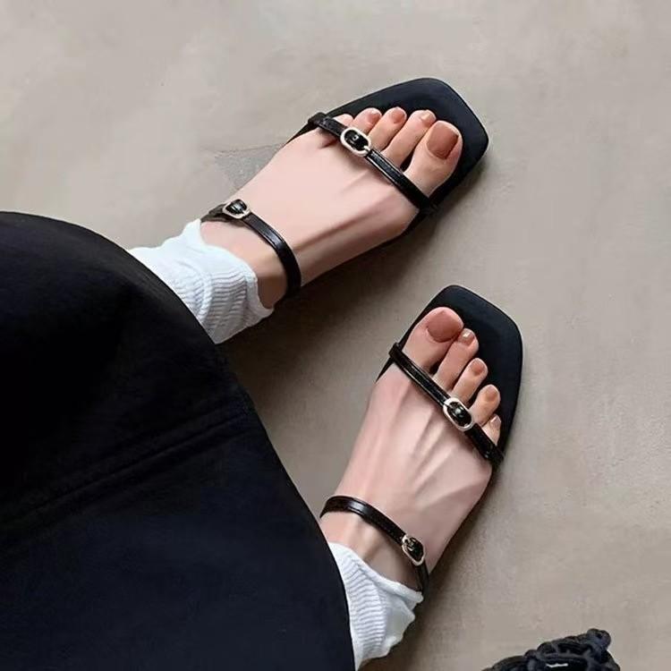 Versatile and versatile French retro square head cool slippers women's new one-word belt comfortable 2025 summer fashion open-toed sandals