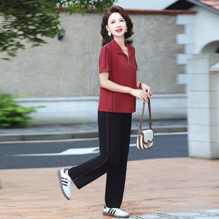 Women's Summer Sports Suit: Stylish, Age-defying, Short-sleeved T-shirt for Middle-aged Ladies with a High-end Feel.