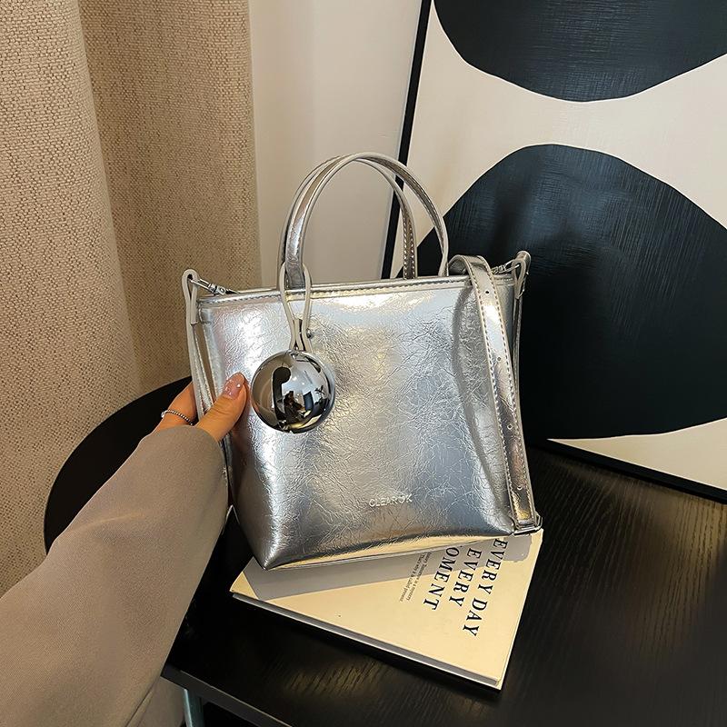 

Популярная в этом году сумка женская осенняя универсальная 2024 новая модная сумка-мессенджер дизайн sense портативная сумка-ведро серебряный