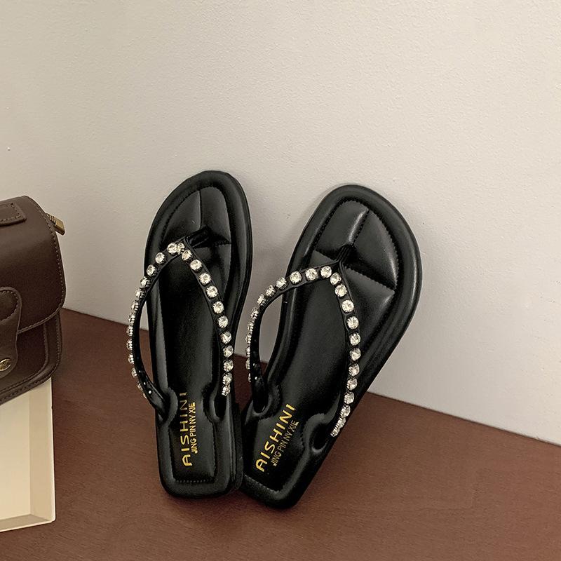 Fashion and Lightweight Internet Celebrity Explosion Flat Bottom Flip-flops Women 2025 New Summer Wear Non-slip Silver Cool Slippers