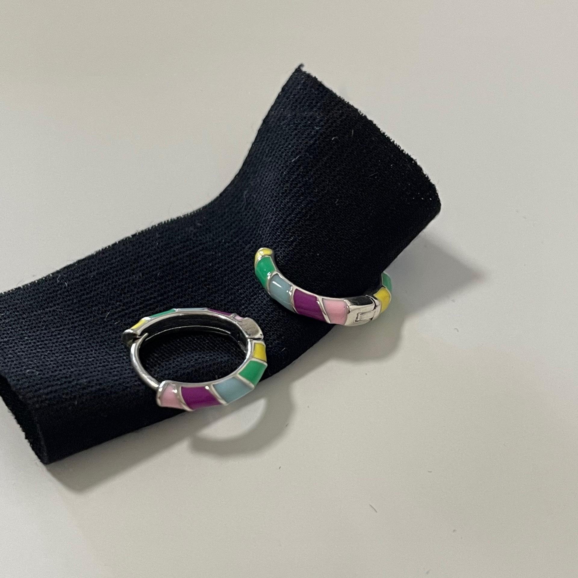 

Серьги-гвоздики с геометрическим узором Color-Splice из коллекции осень/зима 2022 г. — серебряная игла S925 пробы, гонконгский стиль