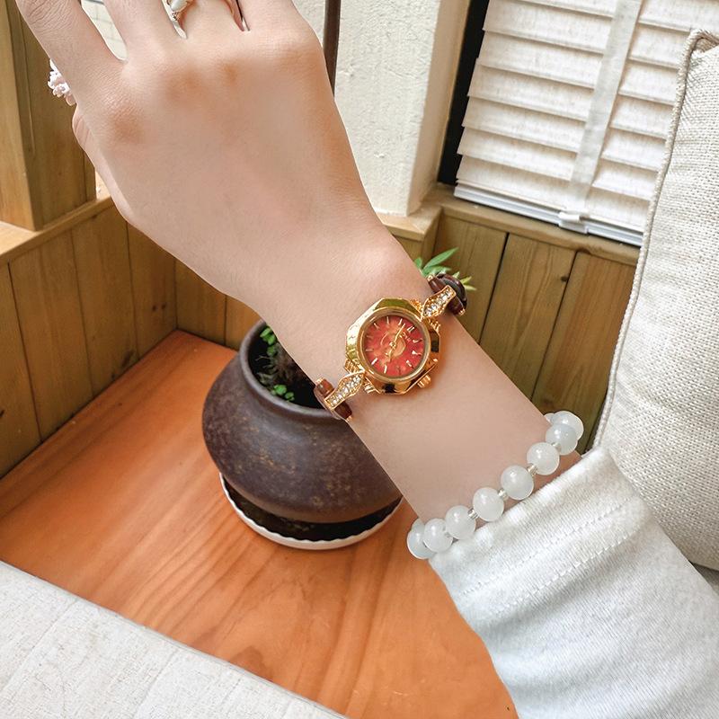 

Simple and Compact Antique Women s Quartz Watch, Personalized Temperament, Casual Waterproof Retro Amber Watch universal янтарь