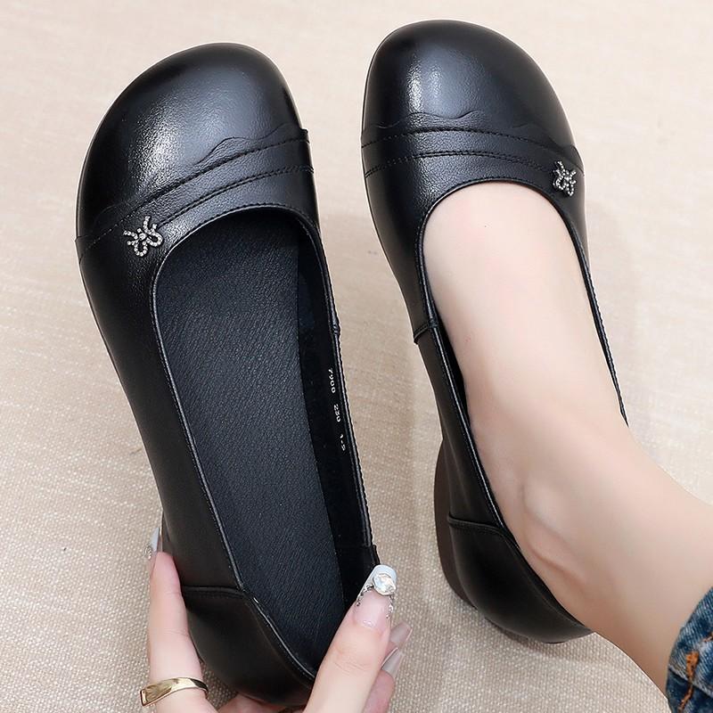 

The first layer of cowhide soft-soled single shoes, women s one-pedal, middle-aged and elderly, flat-soled comfortable, shallow mouth 35 чорний