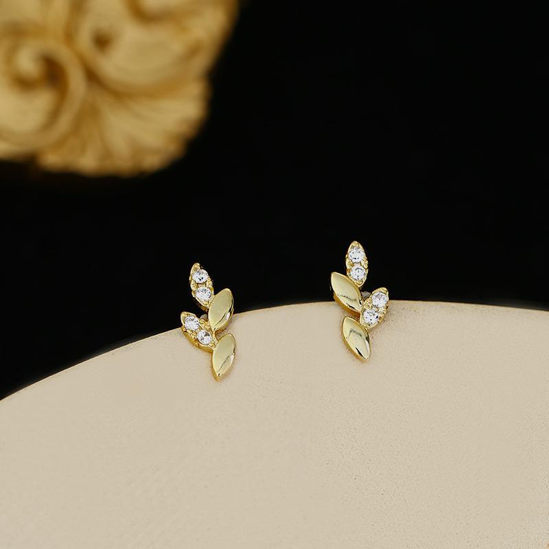 Kleine goldene Ohrringe für Damen im kühlen Stil, exquisite Ohrknorpelringe, einfache, kleine und vielseitige Ohrringe
