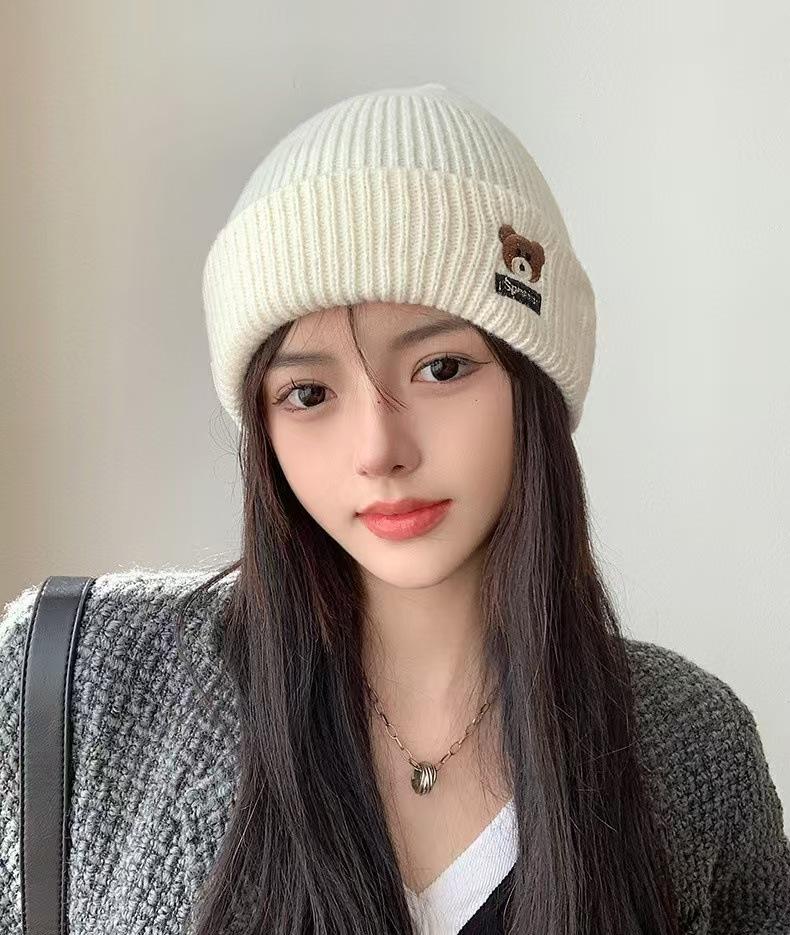 Nuovo cappello lavorato a maglia, viso piccolo in autunno e inverno, paraorecchie, cappello a pullover, caldo, a coste e ispessito, versatile cappello in lana per circonferenza cranica ampia