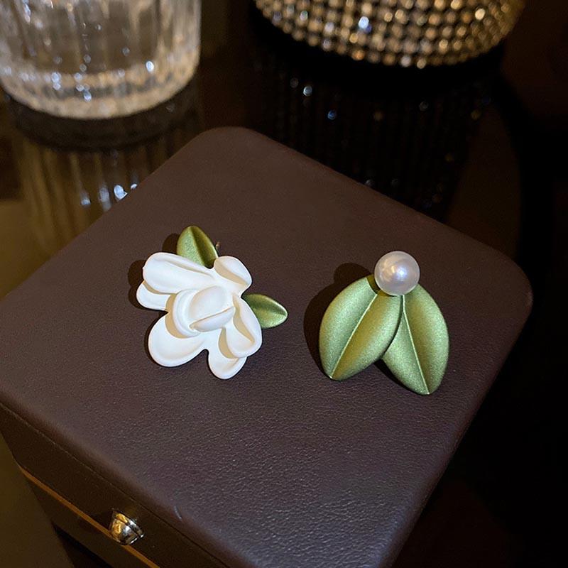Korean White Shell Flower Petal Drop Earrings for Women 2025 New Statement Pendientes Trendy Zircon Crystal Earring Jewelry Gift