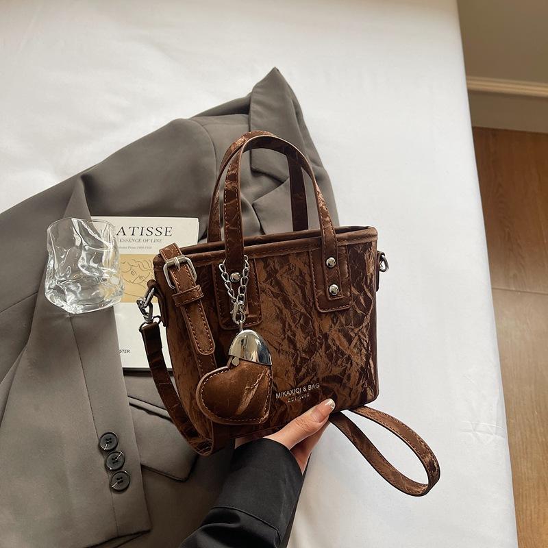 

Популярная в этом году маленькая женская сумка весна-лето 2025 новая универсальная сумка-мессенджер корейская версия супер огненная портативная сумка-ведро