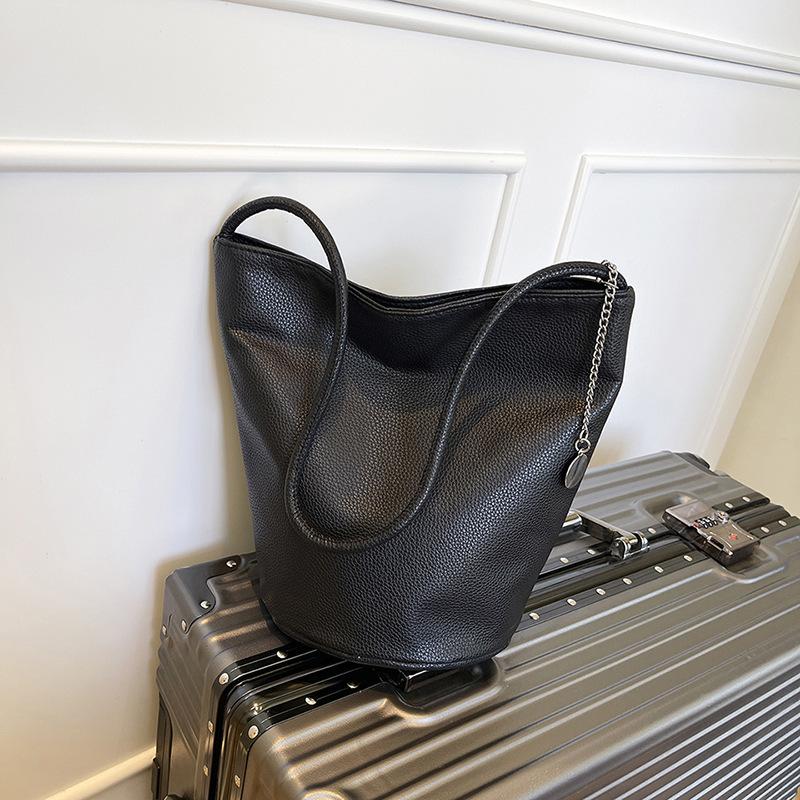 

2025 summer new soft leather solid color simple bucket bag lazy wind leisure large capacity commuting shoulder handbag