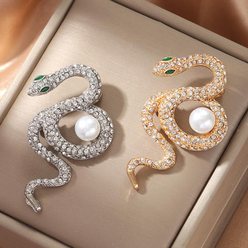 "Elegant Retro Snake Brooch for Women - Fashionable, Unique, Exquisite Pin Accessory"