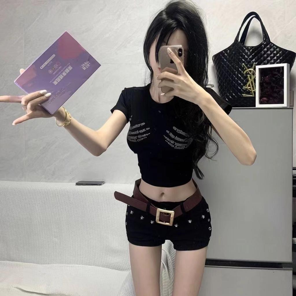 Sexy Low-Waist Retro Slim Hot Girl mit engen Jeans-Shorts