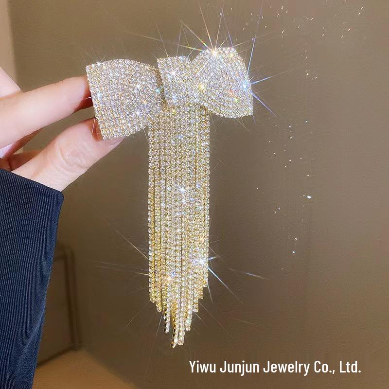 

Роскошная заколка для волос с бантом из стразов