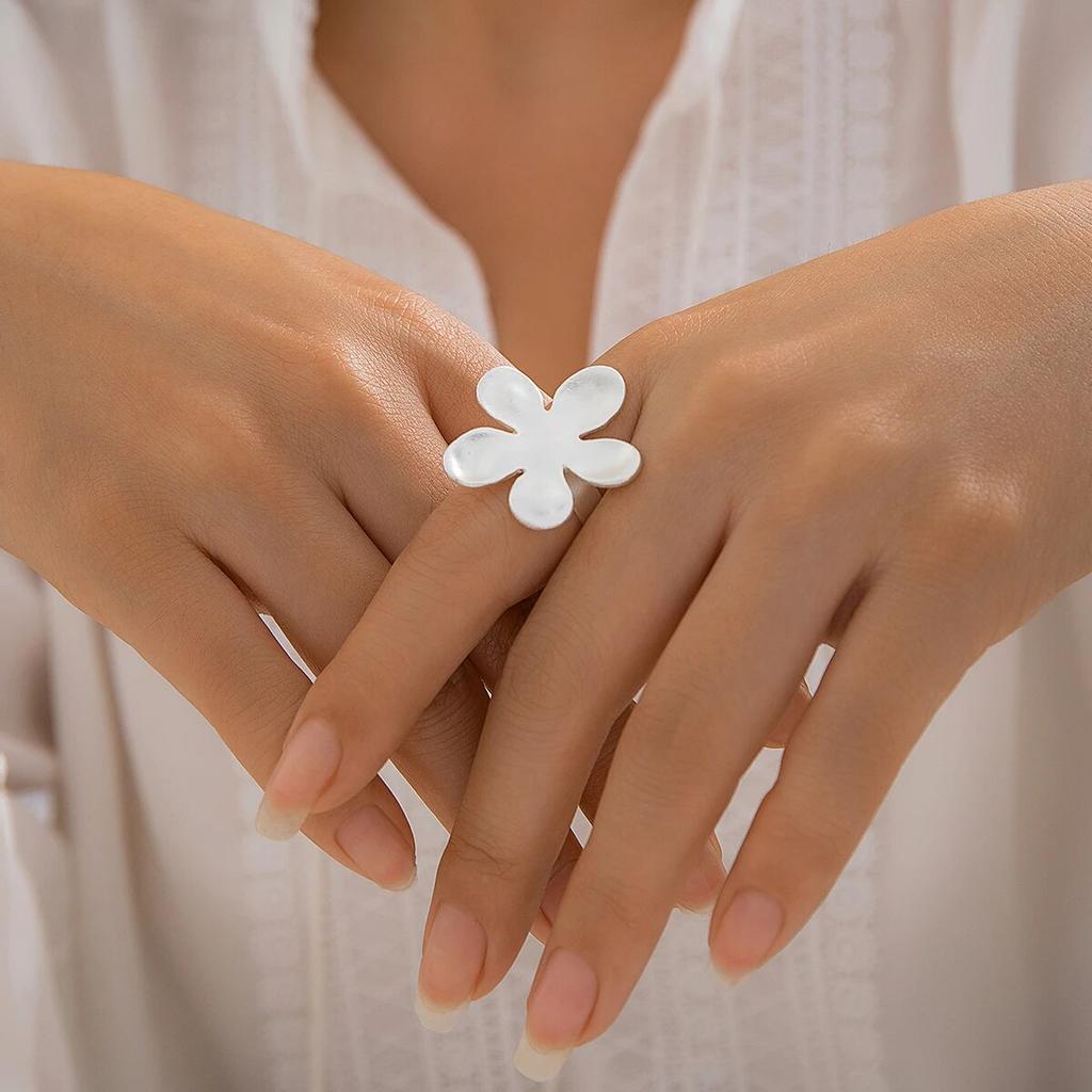 Chic Petal Charm Matte Gold Color Rings for Women Goth Resizable Open Flower Cuff Finger Rings Girls Party Y2K Jewelry Creative