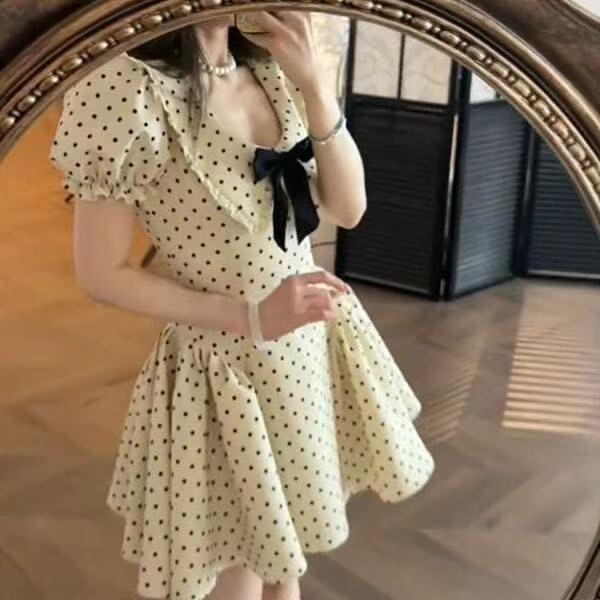 Vestido de Estilo Francés con Lunares, Mangas Abullonadas, Cuello en U, Cintura Ceñida y Falda de Paraguas