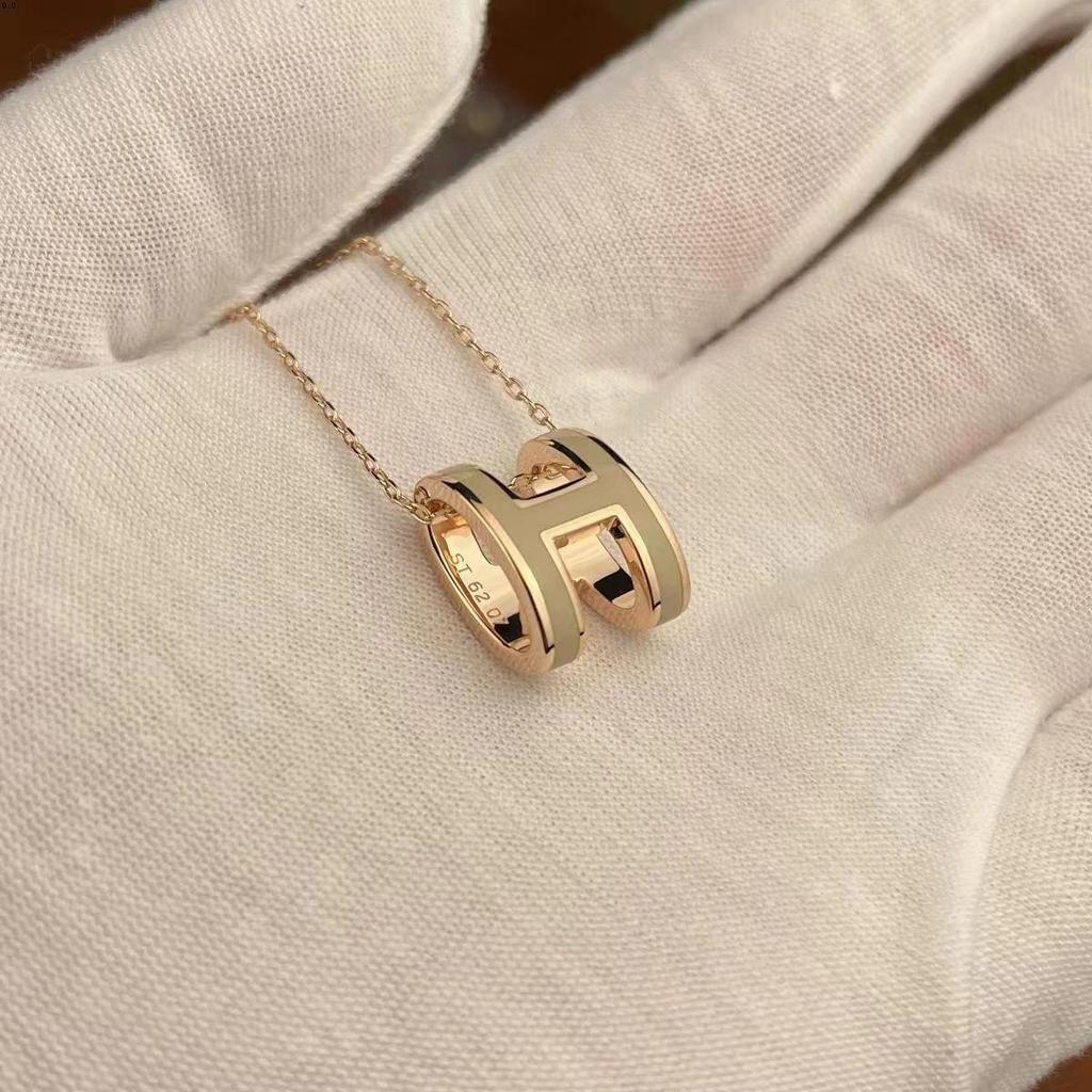 Dámský vysoce kvalitní smaltovaný náhrdelník Hermes s písmenem H, 18K růžové zlato, univerzální neblednoucí přívěsek na klíční kost