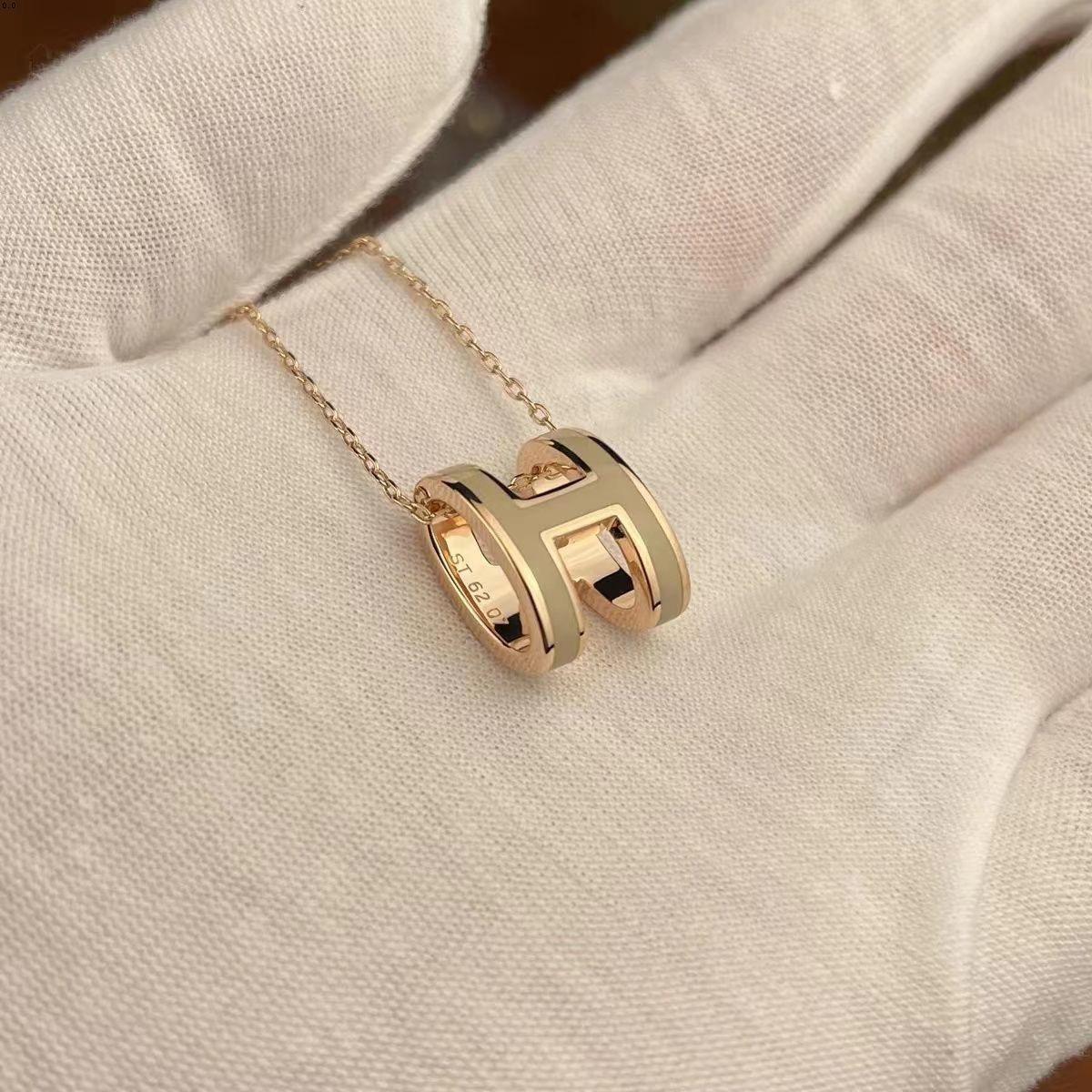 Женское высококлассное эмалированное колье Hermes с буквой H, 18-каратное розовое золото, универсальный нетускнеющий кулон на ключицу