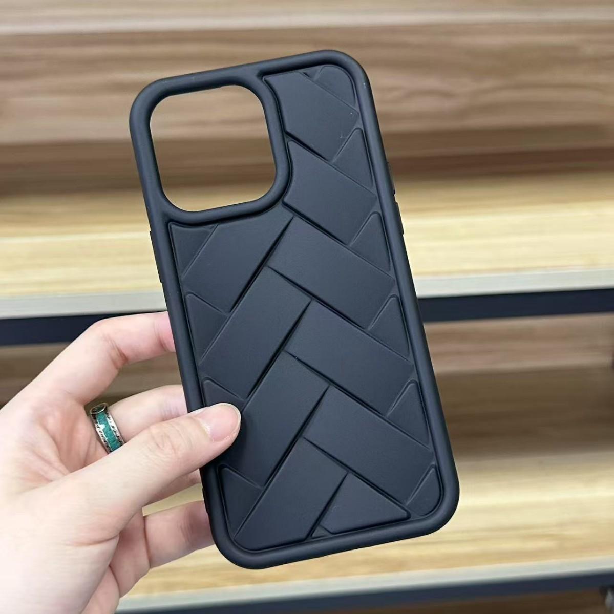 

Крупный тканый узор с отверстиями подходит для IPhone16promax простой противоударный чехол 14/15 мягкий однотонный защитный чехол для мобильного телефона Apple 16Plus чёрный