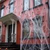 Halloween Decoration White Spider Web Stretchable Cotton Cobweb Decor with 100 Plastic Spiders Safe Indoor Halloween Props