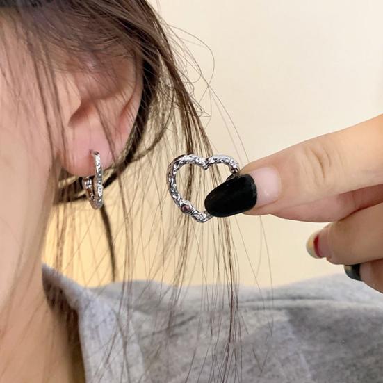 

1 пара застежек для ушей трехмерный узор геометрический темперамент полый игольчатый орнамент текстурированный