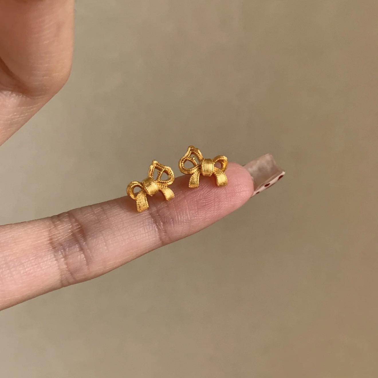 Бестселлер «Сяохуншу»: Золотое Колье с Бантом и Лошадью на Милой Цепочке для Ключиц и Серьги-Гвоздики