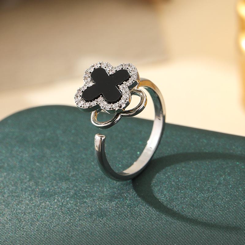 

Кольцо в корейском стиле с вращающимся четырехлистным клевером, инкрустированное перламутром и цирконами