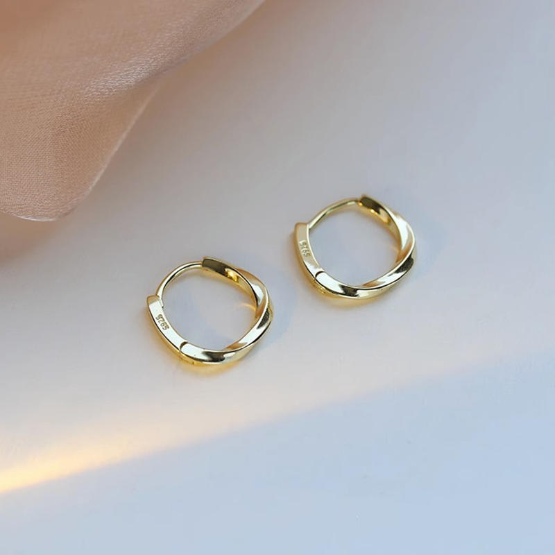 

Геометрические серьги-кольца в виде волны для женщин, витые свадебные украшения, минималистичный трендовый дизайн с пряжкой, золото, серебро, модные крутые аксессуары, идея для подарка One Size серебряный