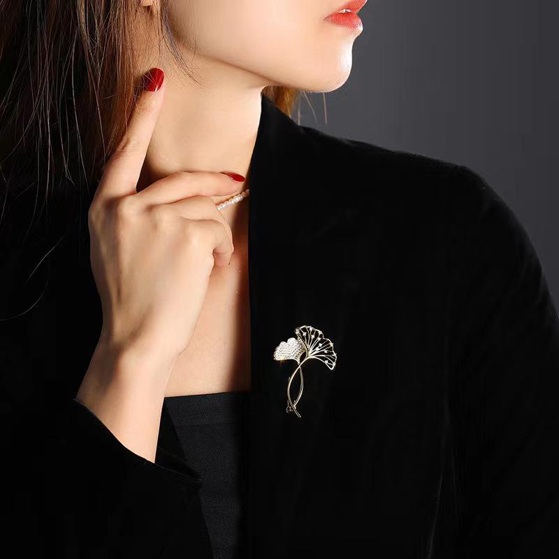 Ginkgo Biloba Brooch Luxury Temperament, Design Sense Niche, High-End Pin, Delicate Suit, Corsage Accessories