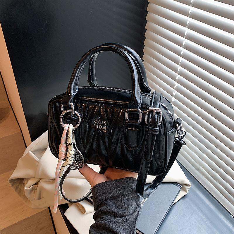 Niche popular portable pillow bag women's spring and summer new messenger bag fashion versatile shoulder bag women