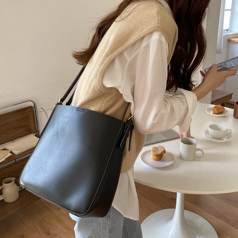 

Женские простые сумки-тоуты, новые модные сумки-тоуты премиум-класса, универсальные сумки через плечо, однотонные, из мягкой искусственной кожи, женская сумка