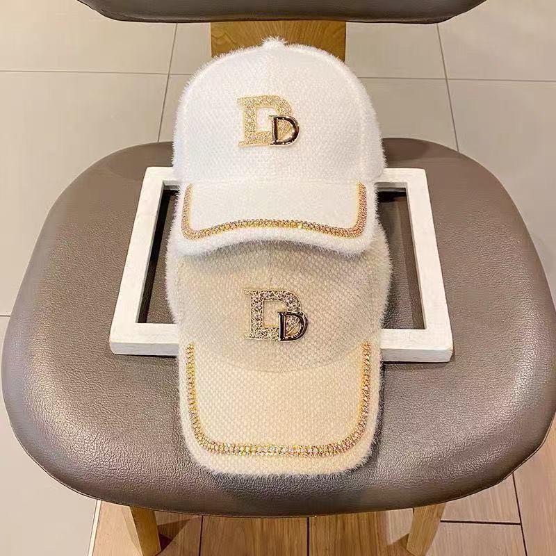Women's D Letter Rhinestone Winter Duckbill Hat: Warm, Slimming, Sun Protection Cap