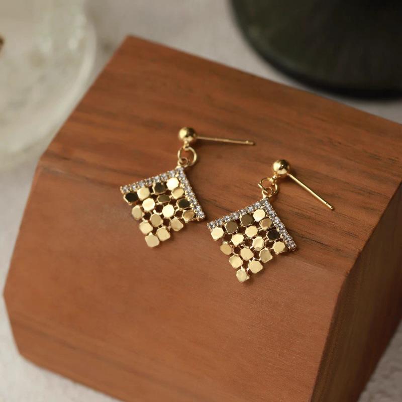 Geometric rhombus sequined flash diamond earrings light luxury niche design versatile high-end celebrity stud earrings femininity earrings
