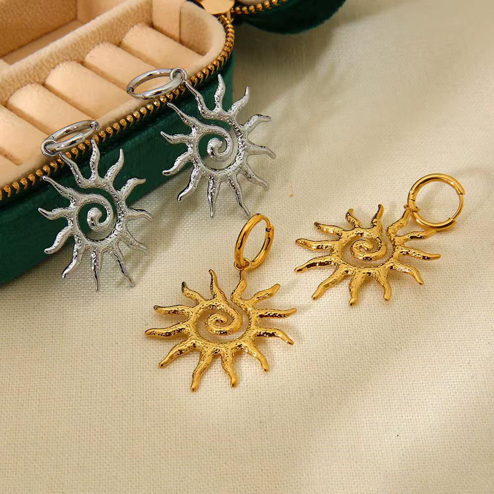 Vintage Chic Sun Shaped Pendant Stainless Steel Necklace Statement Golden Fashion Jewlery Gift