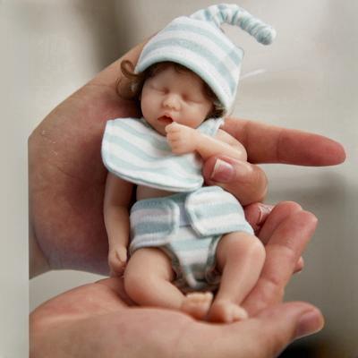 6-Zoll-Mini-Reborn-Mädchen-Kleinkind-Puppe, lockiges Haar, lächelndes Gesicht, Neugeborene, waschbar, weiche Vinyl-Ganzkörpersimulation, Babypuppen, Kinder-Begleitspielzeug