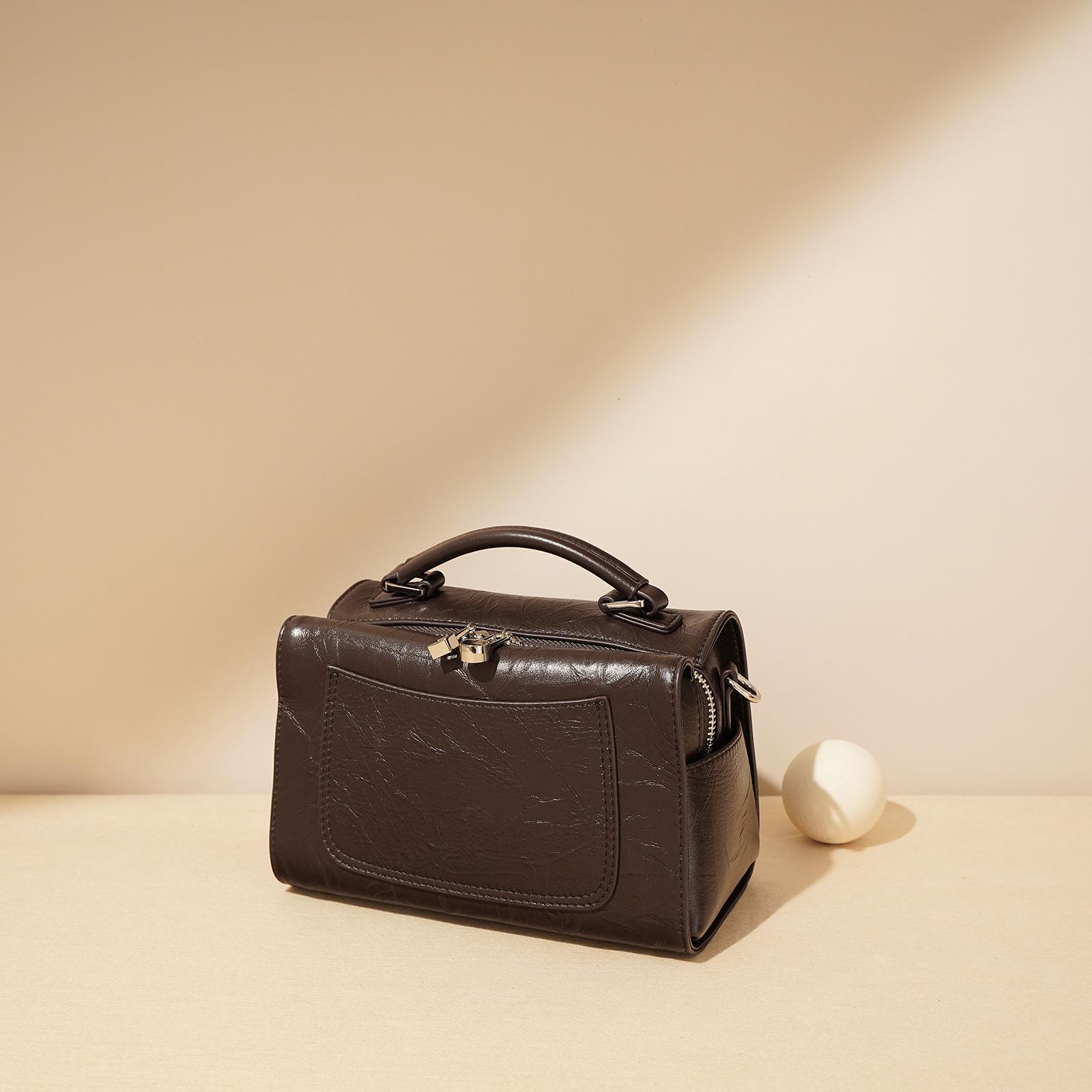 

Versatile Cowhide Leather Simple Commuter Niche Design Single Shoulder Messenger Bag