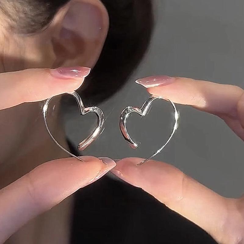 Simple and Cold Wind Ring Love Earrings, Irregular Design Peach Heart Stud Earrings