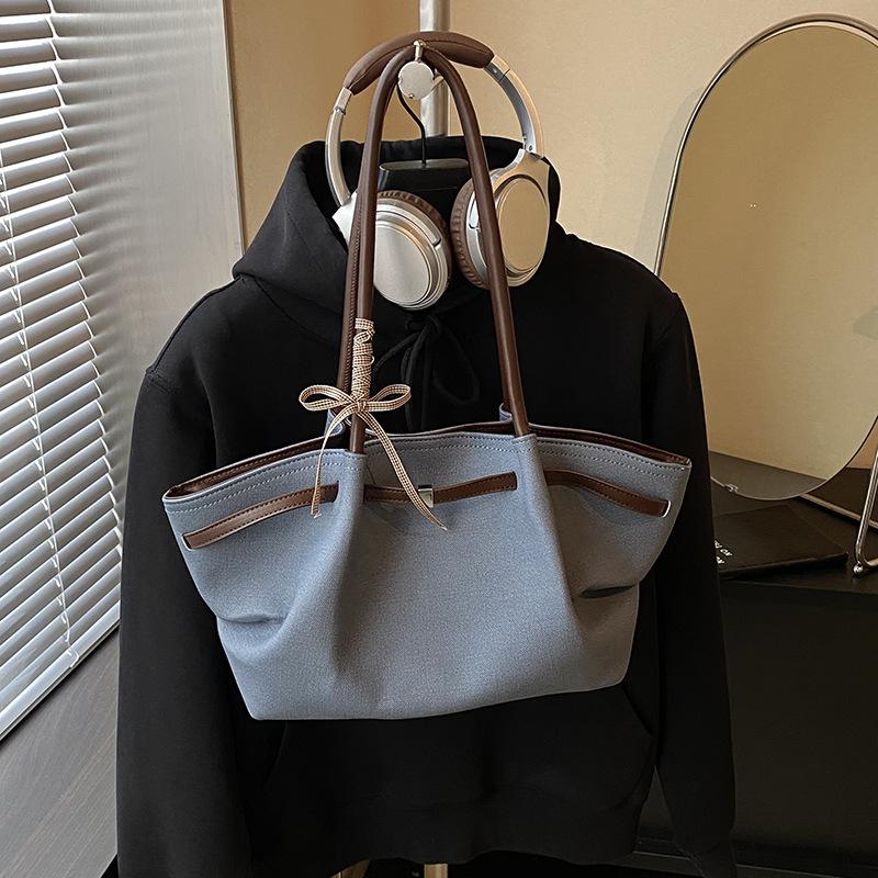 Large Capacity Pleated Bag Women's Autumn and Winter 2025 New Retro Niche Design Shoulder Underarm Bag Commuter Tote Bag