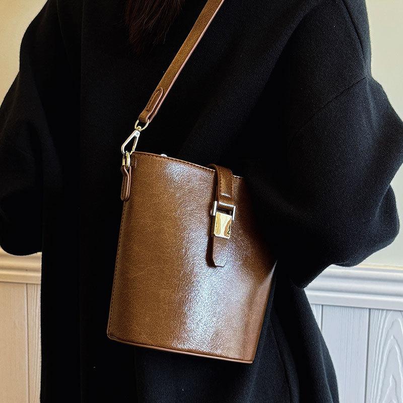 Temperament retro autumn and winter fashion portable bucket bag high sense PU solid color commuting versatile Maillard messenger women's bag