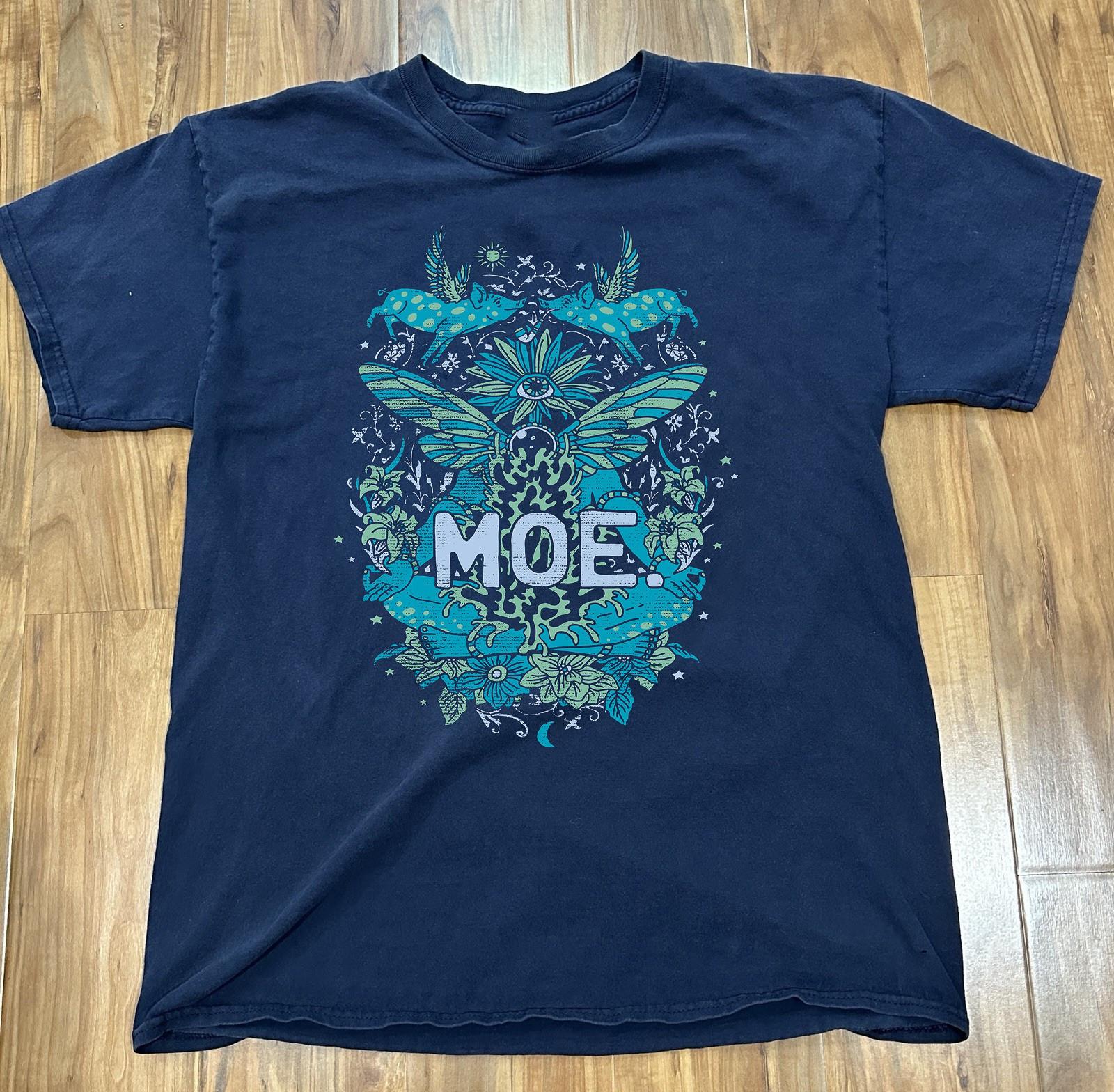 

NEW MOE. Band 2025 Poster T Shirt Mens Womens Tees Top Navy All Size S-4XL S