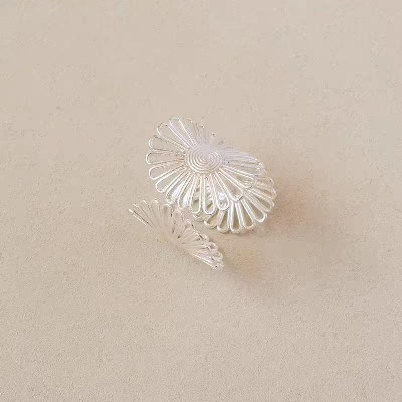 

Autumn/Winter Sunflower Open Ring: Silver Floral Design, Minimalist High-End Luxury