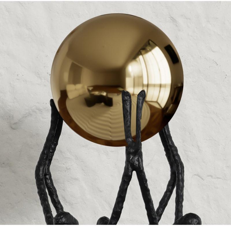 Metallhandwerk Simulierte Menschenfigur Skulptur Goldene Kugel Kugelträger Figur Metallfigur Heimdekorationszubehör