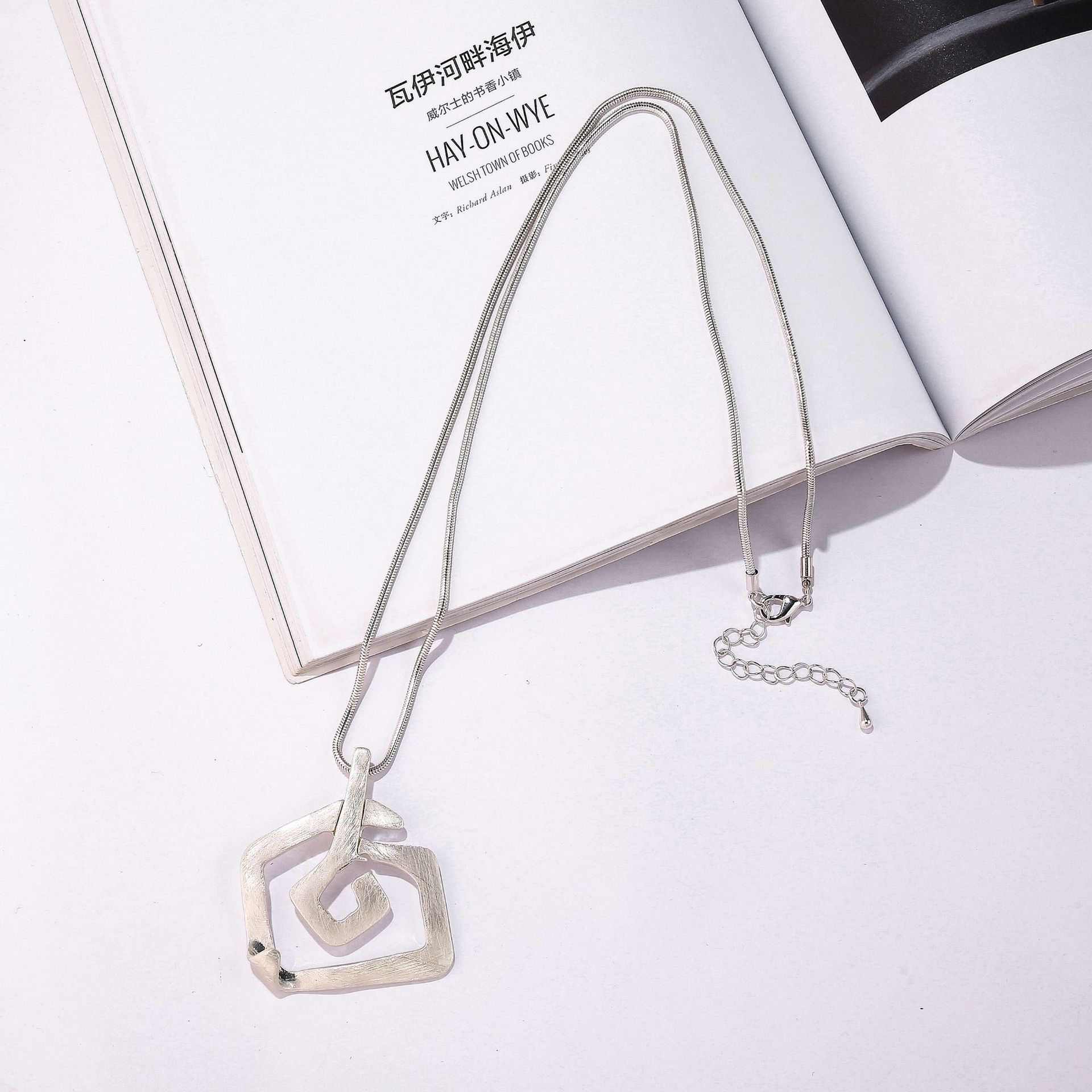 Accessories Fashion Ladies Long Necklace Alloy Geometric Snake Bone Chain Sweater Chain