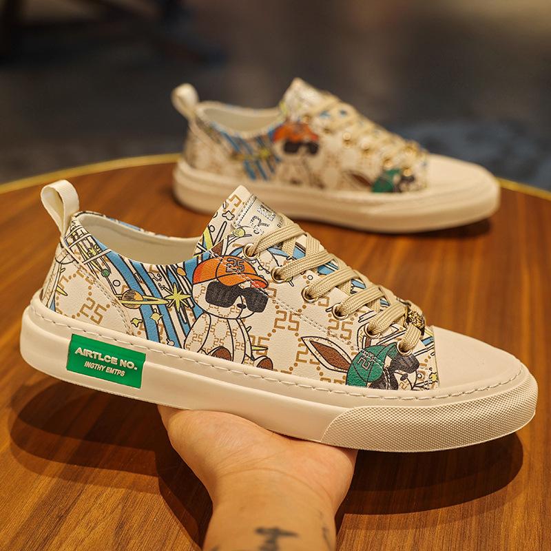 Europe New Shoes for Men Leather Casual Shoes Trend Print Flat Skateboard Shoes Cool Lace-up Leather Sneaker