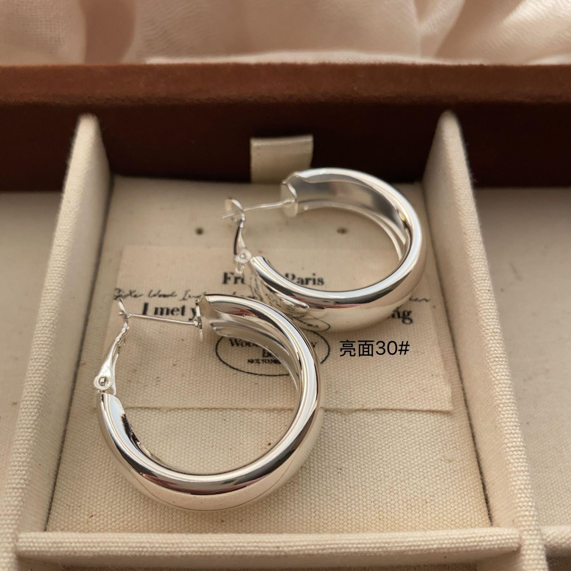 

Classic Ring Earrings, Earrings, French Retro Personalized Brushed Shiny Surface, Advanced Cold Geometric Minimalist Light Luxury Earrings